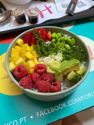 vegan chirashi (poke bowl) - edamame, abacate, wacame, molho de abacate, manga, framboesas, cubos de morango, hortelã, e alho francês. - 11,99€ at HIMÁ Oriental Taste in Castelo Branco