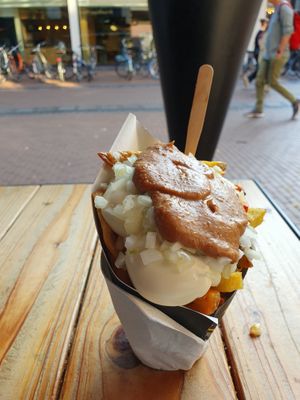 Medium patat, vegan mayo, curry, sateh and onions at Friethuys Oer in Nijmegen