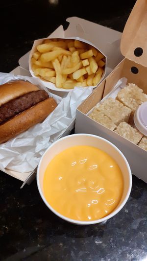 Quadrados de tapioca, chedar veg e hambúrguer de planta at Naveg - temporarily closed in Bertioga