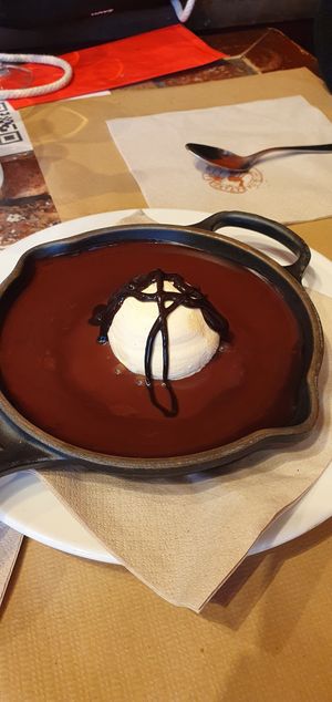 Sarten de chocolate con leche, galleta y helado de vainilla (vegano) at Caravanserai in San Sebastian