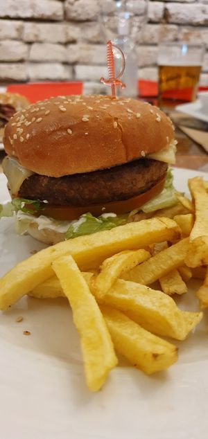 Hamburguesa de soja con queso y mayonesa veganas at Caravanserai in San Sebastian
