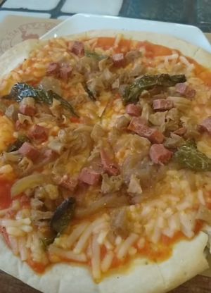 Vegan chicken pizza at Caravanserai in San Sebastian