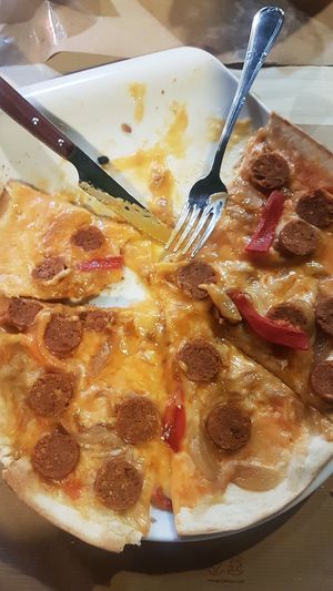 Pizza vegana con chorizo y queso vegano at Caravanserai in San Sebastian