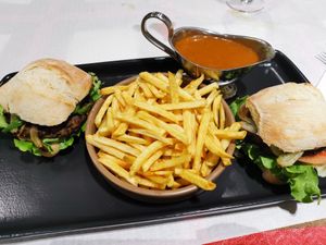 Hamburguer vegetariano de Cogumelos at Salvador Caffé in Albergaria-a-velha