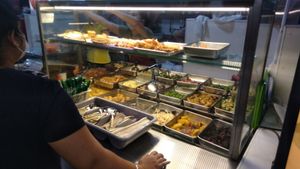 Deep fried food, stir fried vegetables. at Qiu Lian Vegetarian 秋蓮素食 in North Singapore