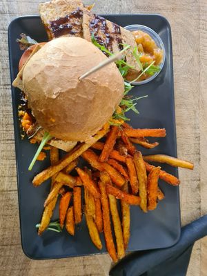 Tofu-King mit kleiner Portion Gemüsepommes und Mango-Chutney at Burgerkult in Neubrandenburg