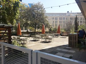 Outdoor seating at Café la réplique in Geneva