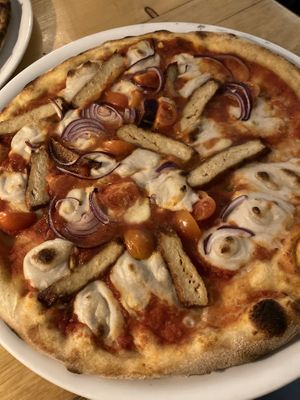 Tindle Swindle Pizza mit veganem Chicken und roten Zwiebeln  at The Baby Goat Barn in Hamburg