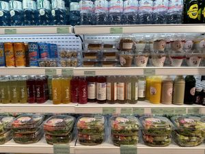 Opción de postres, ensaladas y bebidas  at VIE - The Lala / Veganista - T1-C in Vienna