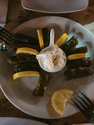 Gefüllte Weinblätter (vegan) mit Joghurtdip (vegane Alternativen verfügbar) at Art & Taste in Rhodes