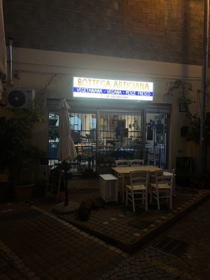 The outside of the restaurant   at Non Solo Mare Bottega Artigiana in Pula