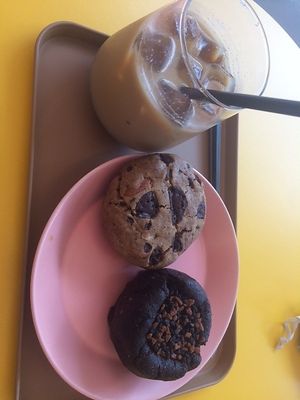 SOOOO GOOD!! at Sweet Cookies 꿀넹 쿠키 in Seoul