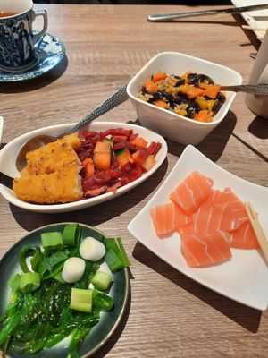 Bietensalade, sashimi, zwarte bonensalade at Green Dakota in Nijverdal