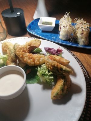 Springrolls en avocado tempura at Faro Beach Cocktail Bar in Mallorca
