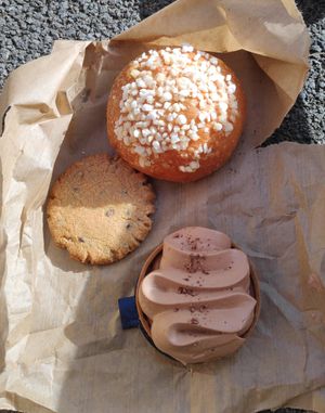 Brioche with sugar, Cookie with chocolate, Tartelette au chocolat at Octopus in Brest
