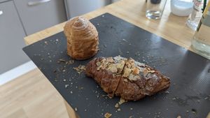 Almond-filled croissant and cruffin (mix of a muffin and a croissant), we were so eager to eat them that we forgot to take a picture before cutting them 😅 at Octopus in Brest