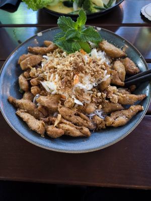 Reisnudeln mit Sojaschnetzel, Erdnuss und Salat at Madame Tâm Burtscheid in Aachen