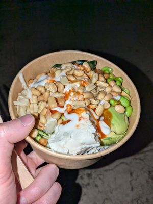 Tofu, avocado, peanuts, sriracha and vegan mayo at Poke Gardæn in Peschiera Del Garda