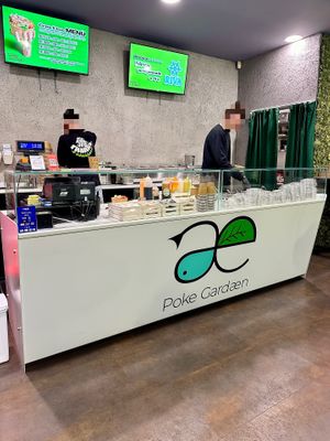 Counter  at Poke Gardæn in Peschiera Del Garda