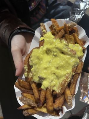 Kleine Pommes mit Käsesoße  at Vleischerei - Konieczny in Leipzig