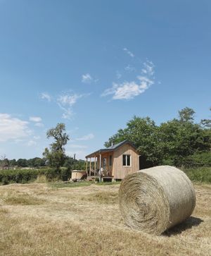 The Writer’s Cabin  at Refuge d'hôtes La Source in Champignolles