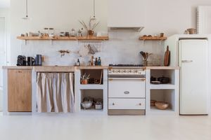 The kitchen of The Cook's Cottage where you can prepare your vegan and vegetarian meals with fresh produce from the market! at Refuge d'hôtes La Source in Champignolles