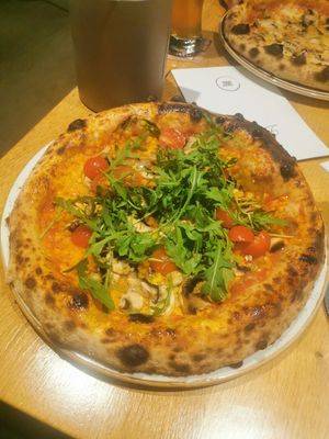 Die 'Pizza Parma' ohne Parma und mit veganem Käse at 360 Grad in Leer