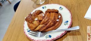 Cinnamon roll at Ground to Grow in Paris