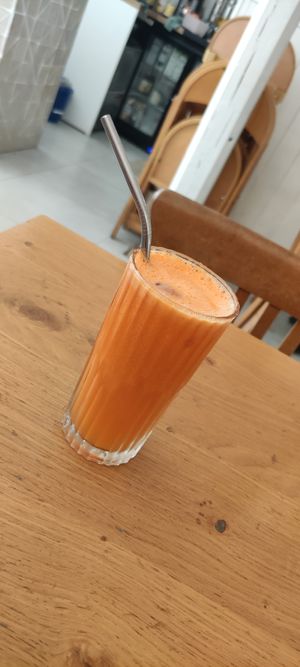 Minute juice sunrise boost, apple, ginger, carrot at Ground to Grow in Paris