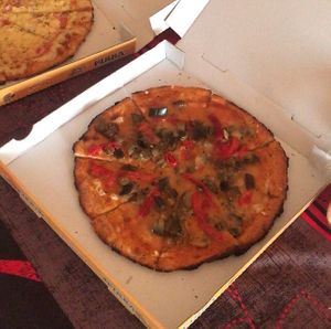 Pizza vegana con pimientos de piquillo, champis y cebolla  at Asotavento in Noja