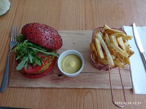 Hamburger de grão de bico com maionese de beterraba e batatas fritas com maionese de açafrão  at A Gosto in Canico
