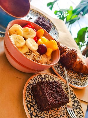 Acai bowl (without honey), brownies and croissant with jam at Retró Gusto in Ibiza