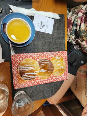 Green Tea and vegan maple pancakes at Caffè dell'Arte Specialty Coffee in Cagliari