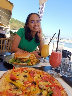 The burger is not vegan, that's my friend's order at Ma Mer in Katakolo