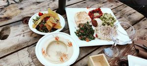 Fatoush, assiete vegan, hummus, foul at Zeitoun in Brussels