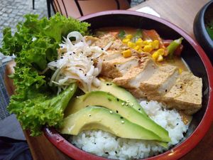 Daily dish/ bowl with tofu at Mido Sakura Vegan in Berlin