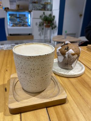 Cappuccino y muffin de arándanos   at La Pastora Coffeehouse in Santiago