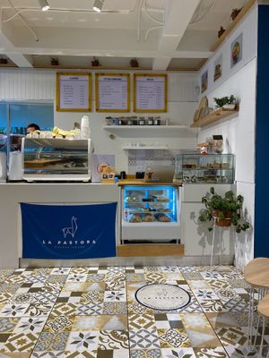 Vitrina y opciones de bebestibles   at La Pastora Coffeehouse in Santiago