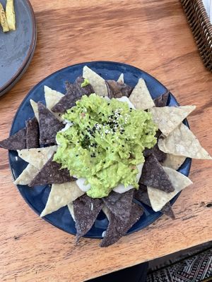 Vegan nachos (there was soooo much guac I ran out of corn chips, the ratio was a bit off 😅)  at El Café Feliz in Pisac