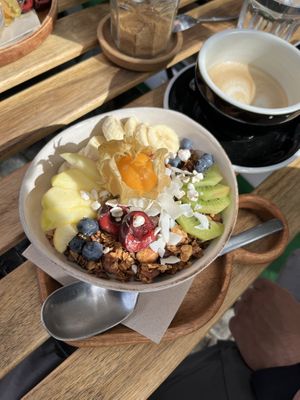 Yaourt vegan avec des fruits et du granola  at Glücksküche in Bremen