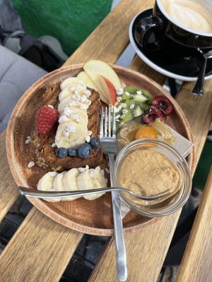 Pain à la banane avec beurre de cacahouète et fruits  at Glücksküche in Bremen
