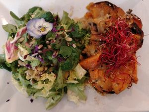 Gratin di patate dolci e zucca con contorno di insalata at V&G in Avignon