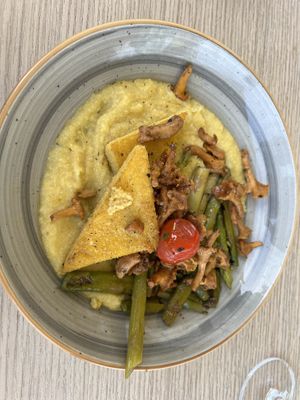 Polenta mit Pfifferlingen und Spargel (vegan)   at Konzil in Konstanz
