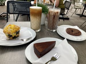 Lemon muffin, chocolate cake and cookie. Ice coffee with oat milk and vanilla syrup, Oreo frappé. All of it very delicious.  at Campus Suite in Flensburg