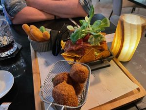 Bieten ballen (vegan), mozzarella sticks (vega), nachos zonder de pulled pork (vega)  at Robuust in Zutendaal