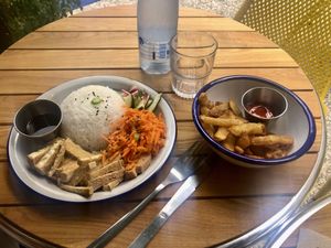 Riz tofu + patatas fritas  at Daya in Hendaye