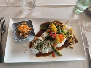 Auch in der Eifel kann man vegan essen..Tolles asiatisches Gericht, mit einer feinen Sauce. at Wagners Landhaus in Mehren