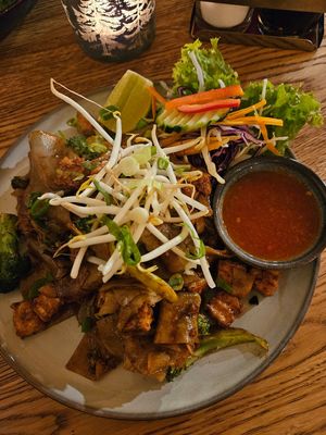 'Phad Si-iew': rice noodles with broccoli, carrots, leek and fried tofu (16.90€) at Chaang Noi in Fulda