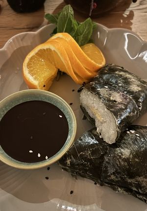 Gedämpfte Bananenblätter gefüllt mit Sticky rice und Banane  at Chaang Noi in Fulda