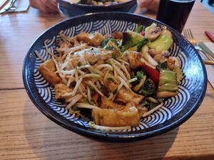 Reisbowl mit Tofu und Sojasprossen (vegane Option) at NASHI in Fuessen